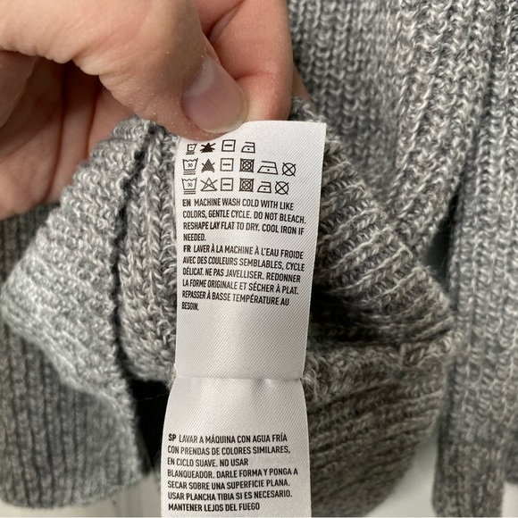 American Eagle Gray V-Neck Sweater Statement Sleeves with Braiding Size Small - Picture 9 of 9